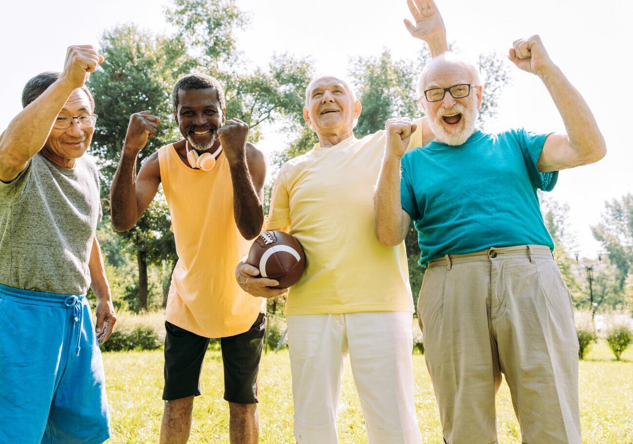 Seniors réalisant une activité collaborative favorisant le lien social et la prévention de la santé mentale.