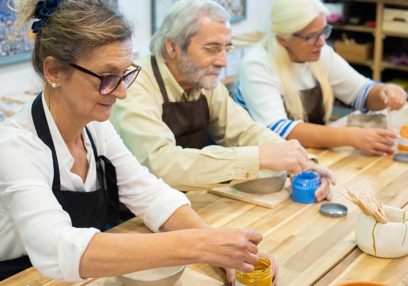 Temps d'écoute et de dialogue entre Jean-Luc Joutz et des seniors lors d'un atelier de prévention.