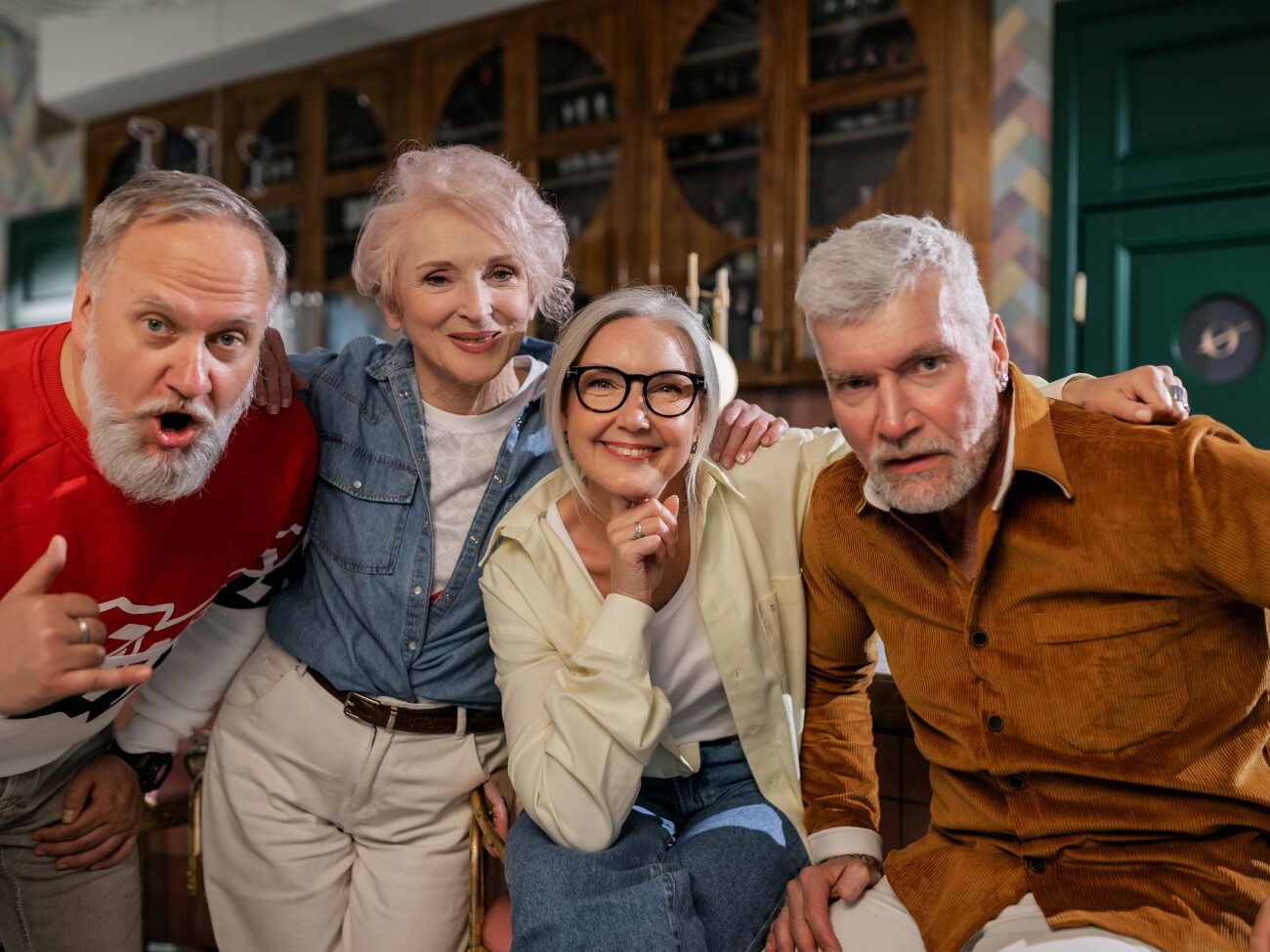 Groupe de seniors souriants illustrant le bien-être psychologique, le lien social et le bien vieillir lors d'un programme de prévention en santé mentale.