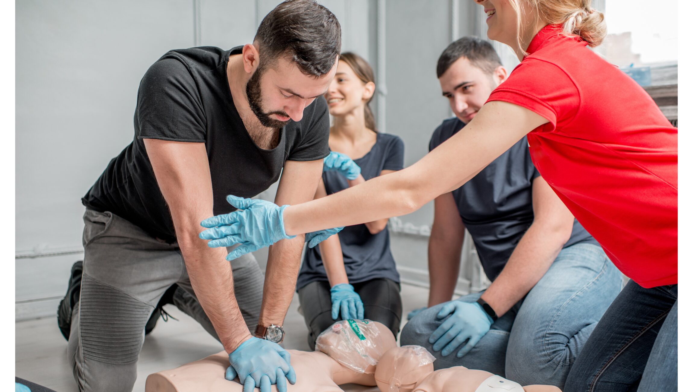 Participants en formation aux premiers secours en Savoie pratiquant un massage cardiaque sur mannequin