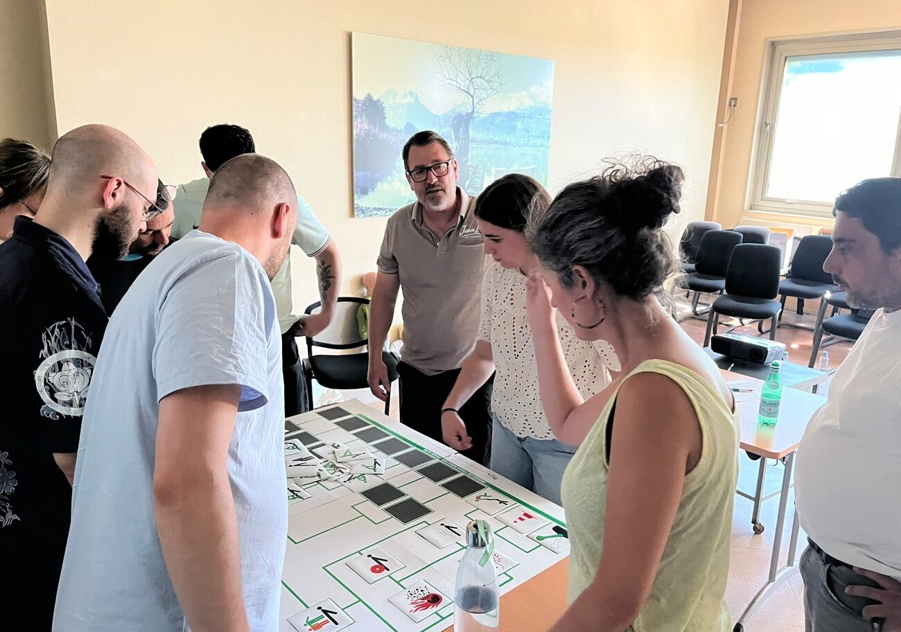 Jean-Luc Joutz anime un atelier pratique de prévention des risques avec des stagiaires lors d'une formation de CPC Formation à Chambéry, en Savoie.