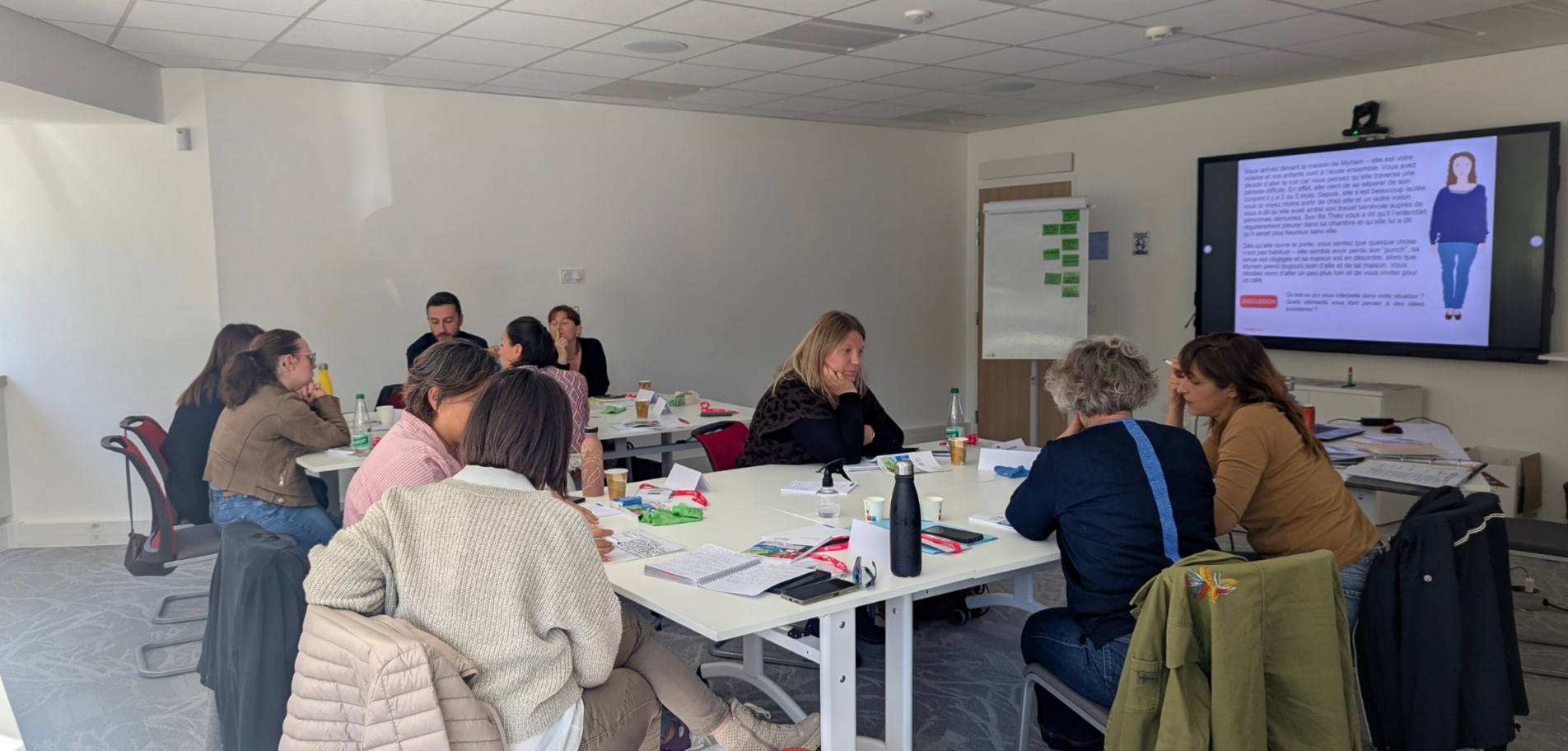 Participantes échangeant autour d’une table pendant la formation PSSM animée par CPC Formation au Bourget-du-Lac.