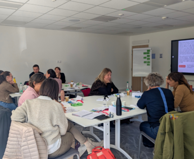 Participantes échangeant autour d’une table pendant la formation PSSM animée par CPC Formation au Bourget-du-Lac.
