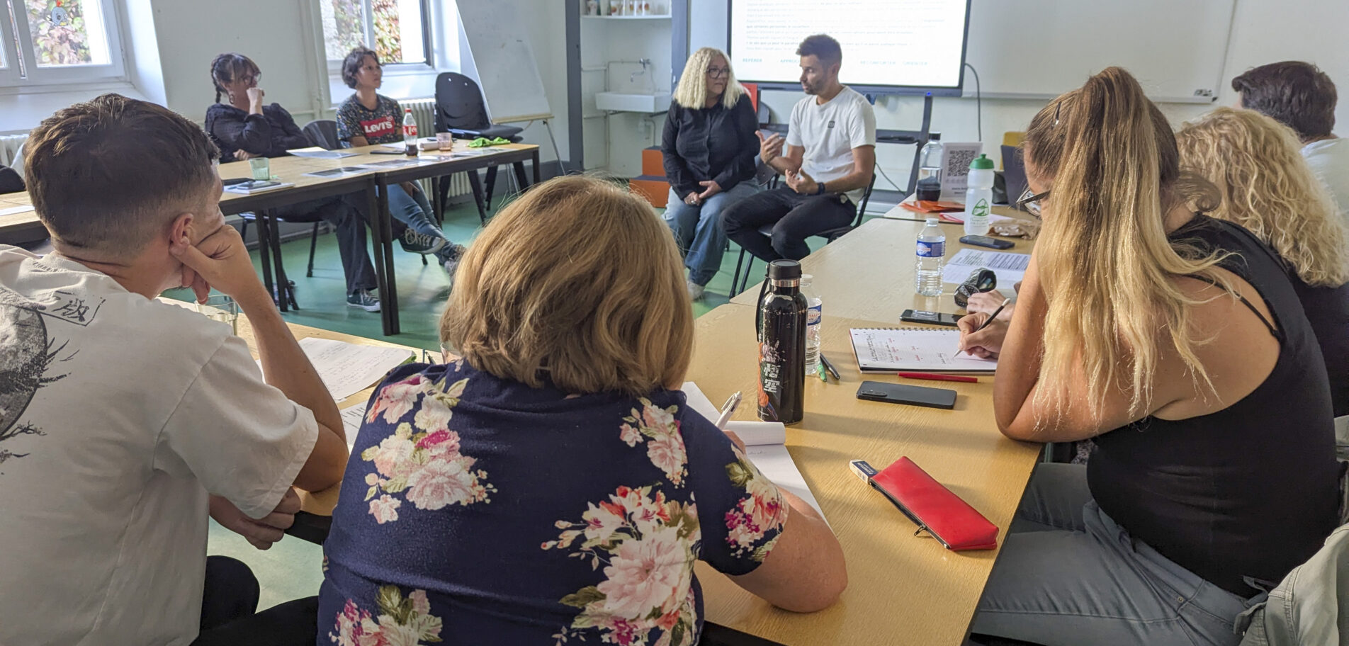 Deux participants réalisent une mise en situation devant le groupe lors de la sensibilisation à la santé mentale à Aix-les-Bains