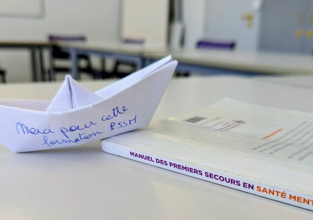 Manuel des Premiers Secours en Santé Mentale utilisé pendant une formation PSSM
