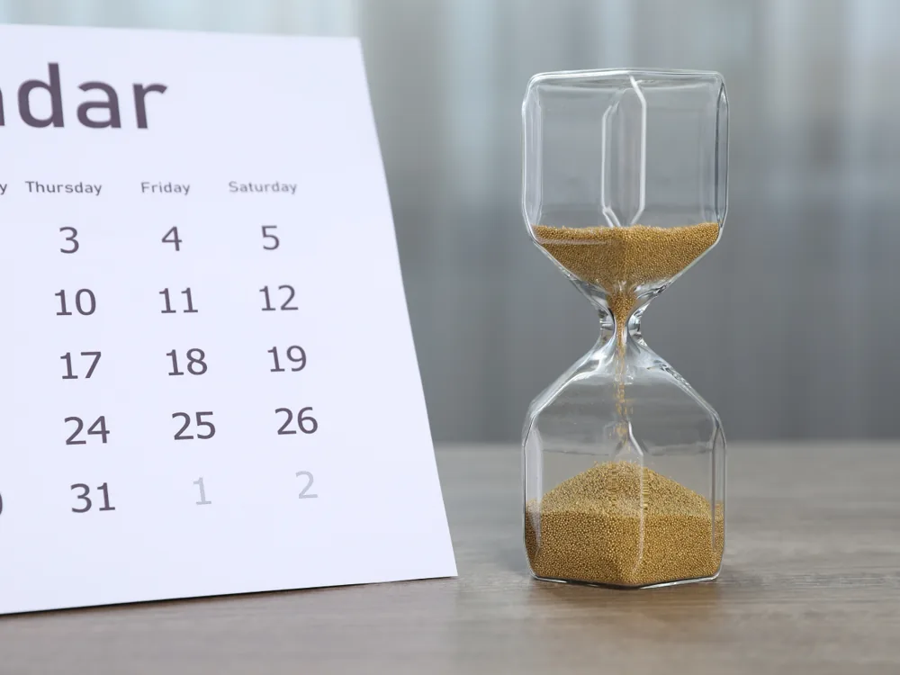 Un calendrier et un sablier pour illustrer la durée de la formation