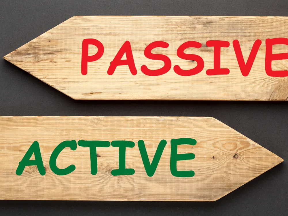 Deux flèches portant les mots passive et active