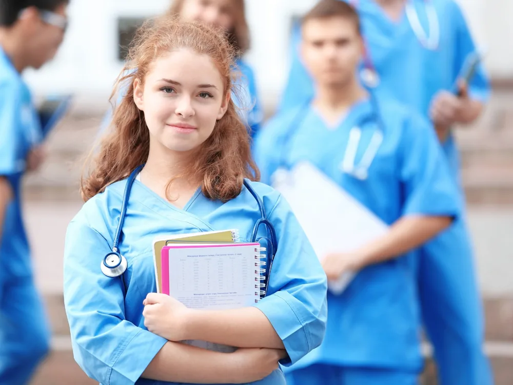 Professionnels de santé en tenue médicale