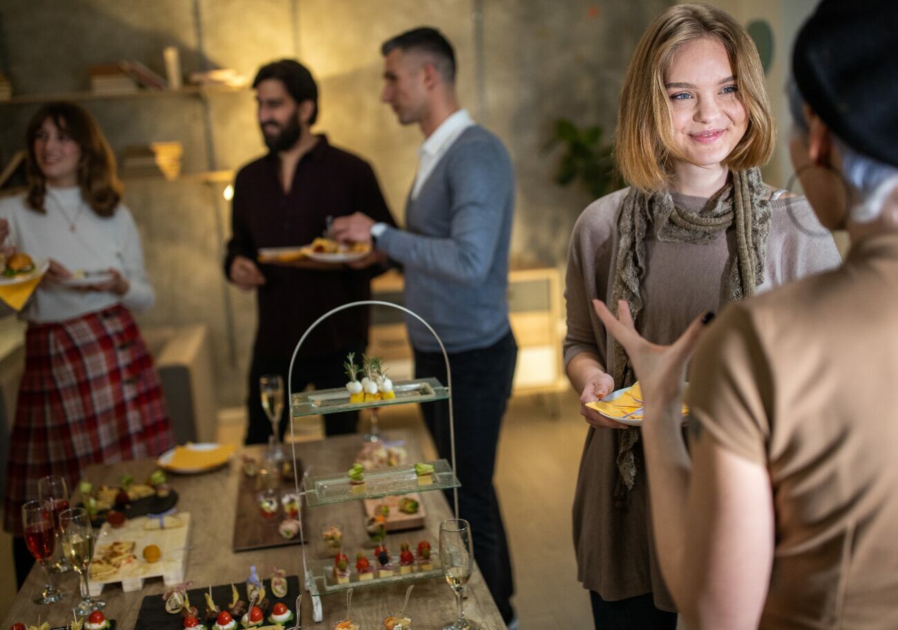 Participants échangeant dans une ambiance conviviale lors d'un rendez-vous du secouriste en santé mentale en Savoie.